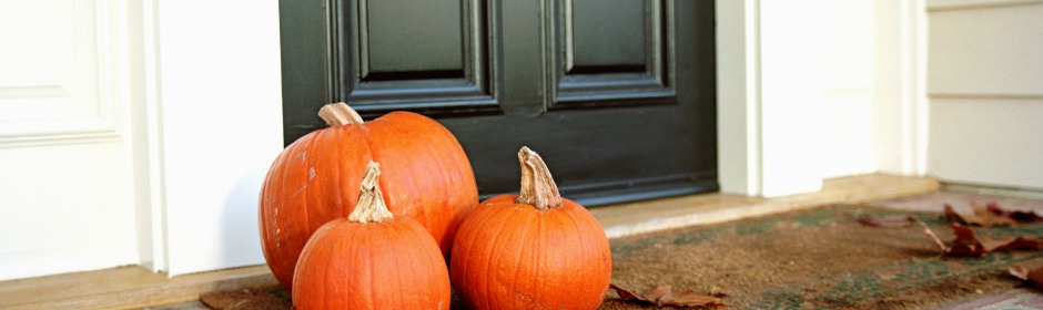 A SPOOKY APPROACH: LAST MINUTE HALLOWEEN DOORWAY IDEAS
